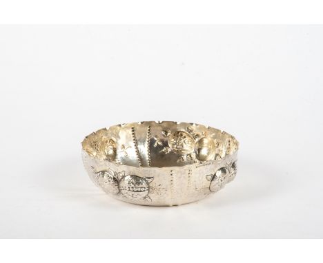 Fruchtschale, Schweden 830er Silber. Wandung mit Obstmotiv. Punzen: K. Anderson, S. 07. Gew.: 130 g. Unter dem Stand Widmungs