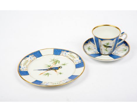 Ziertasse, Fürstenberg Porzellan weiß, polychrom bemalt und Gold staffiert, mit Vogeldekor. Bemalung K. Preising. H.: d. Tass