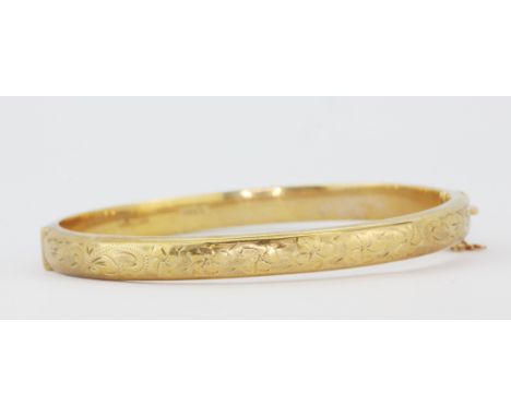 A hallmarked 9ct yellow gold bangle, 6.7 x 6cm.