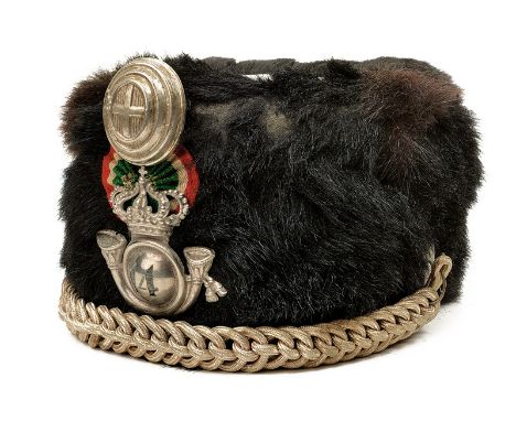 An officers fur hat of the light cavalry regt. 14 "Alessandria" dating: circa 1900 provenance: Italy Leather skull with black