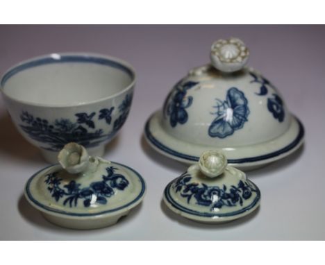 Three 18th Century Worcester blue & white printed "3 Flowers" lids and a ditto "Fence" pattern teabowl, all with slight damag