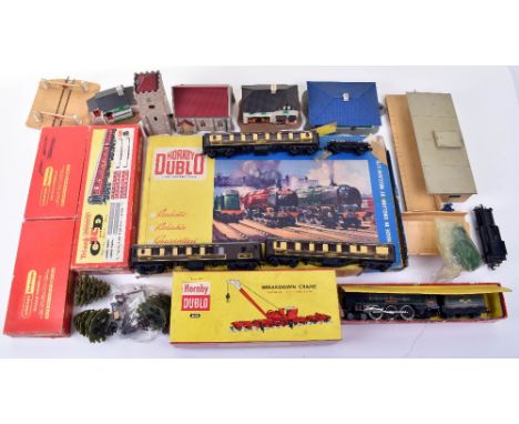 Hornby Dublo 2030 Diesel Electric Goods train set, set containing Bo-Bo Diesel engine D8017 and five wagons, good condition, 
