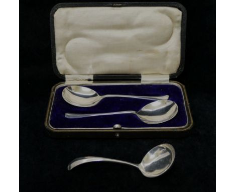 A pair of George V silver rat tail pattern jam and marmalade spoons, Sheffield 1917/18, 12.4cm long, cased, and a small silve