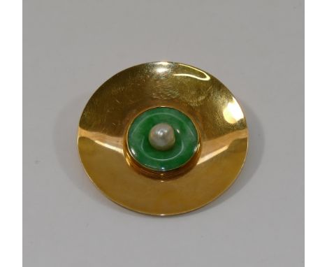 An 18 carat gold target brooch, set with circular jade disk and a cultured pearl, stamped '750', 3.8cm diameter, 11g gross   