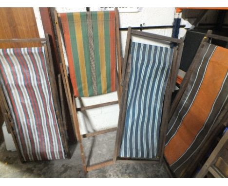 FOUR VINTAGE 1940S / 1950 ERA FOLDING WOODEN DECK CHAIRS