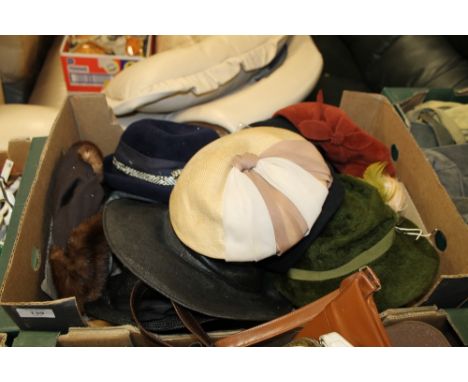A BOX OF ASSORTED 1940S & 1950S ERA VINTAGE HATS