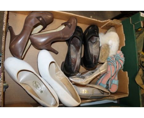 A BOX OF ASSORTED 1940S & 1950S ERA VINTAGE SHOES