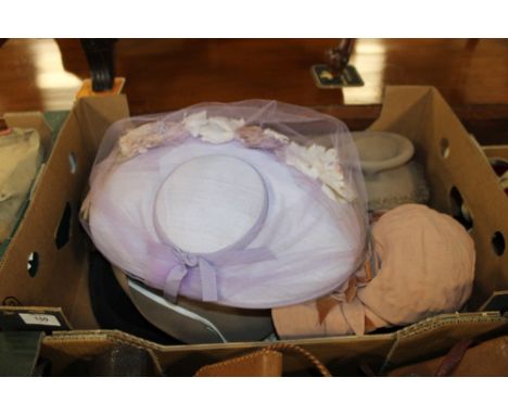 A BOX OF ASSORTED 1940S & 1950S ERA VINTAGE HATS