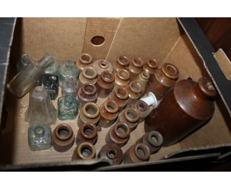 A SELECTION OF VINTAGE CERAMIC & GLASS BOTTLES