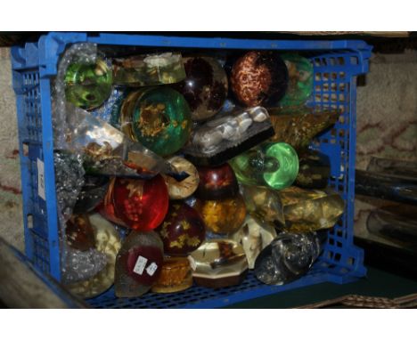 A SMALL QUANTITY OF VINTAGE RETRO LUCITE PAPERWEIGHTS