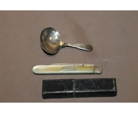 A HALLMARKED SILVER AND MOTHER OF PEARL POCKET KNIFE PLUS A HALLMARKED SILVER LADLE
