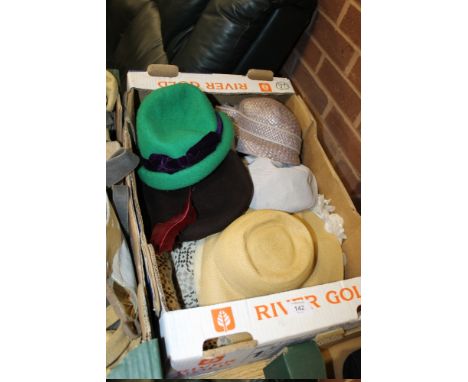 A BOX OF ASSORTED 1940S & 1950S ERA VINTAGE HATS