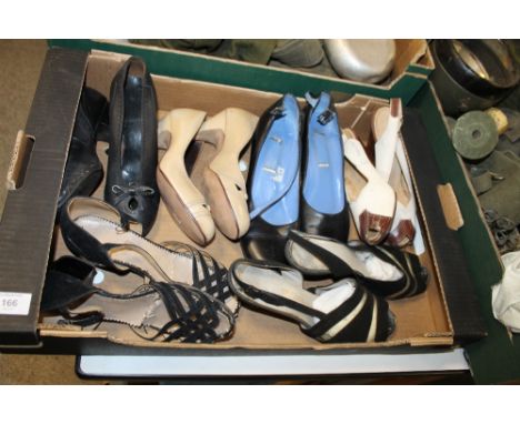A BOX OF ASSORTED 1940S & 1950S ERA VINTAGE SHOES