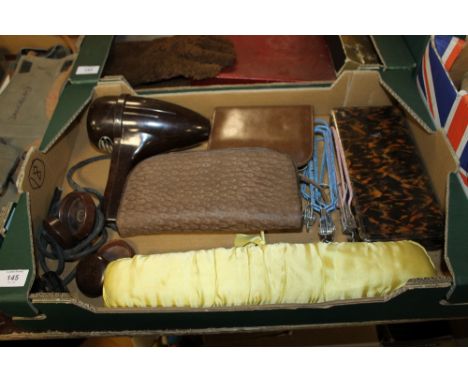 A BOX OF ASSORTED VINTAGE VANITY SETS & A BAKELITE HAIRDRYER
