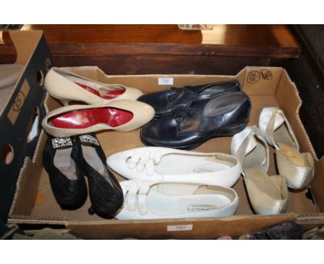 A BOX OF ASSORTED 1940S & 1950S ERA VINTAGE SHOES