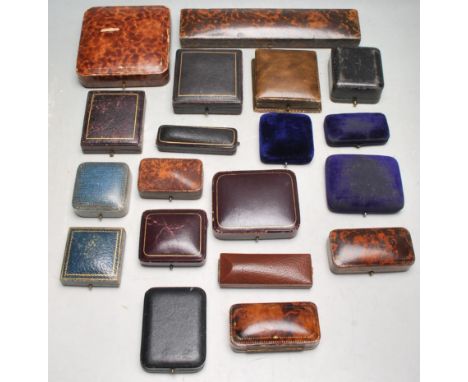 A collection of 19 various vintage and antique jewellery boxes to include tooled leatherette and velvet examples many with na