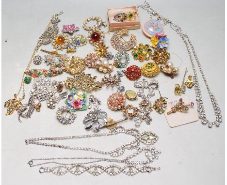 A collection of vintage retro 20th Century costume jewellery to include rhinestone collar necklaces, mid Century and later br