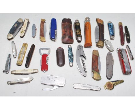 A collection of 26 vintage pocket knives, swiss army pen knives, bottle openers. Brands include Opinel, Wilkinson sword and m