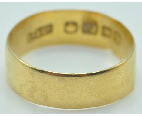 A 22ct gold Birmingham hallmarked wedding band ring. Hallmarked for Birmingham, 1914. Makers mark for a Fetter, Forbes and Co