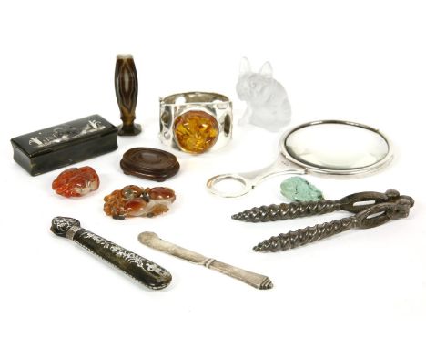 A silver magnifying glass, a horn snuff box, a horn and silver inlaid handle, an agate seal, a glass bulldog, an amber mounte