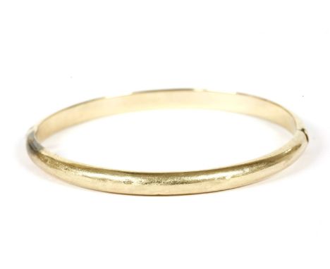 A gold hollow hinge bangle, marked 585,9.67g