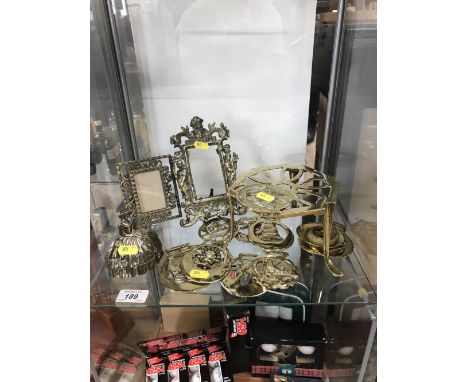 1 SHELF OF BRASS ( HORSE BRASS AND KETTLE STAND )