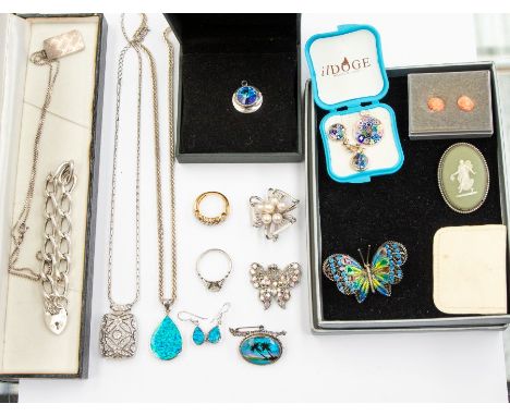 A collection of costume jewellery to comprising silver jewellery to include silver bracelet, ingot and chain, pearl set brooc