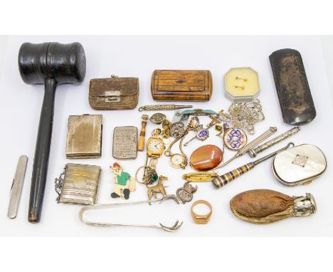 A collection of miscellaneous items to include snuff box, seals, badges, jewellery, purses etc