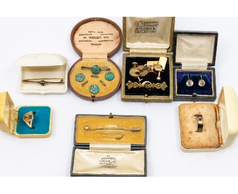 A collection of jewellery to include an Edwardian diamond and sapphire doublet 9ct gold platinum set bar brooch, total gross 