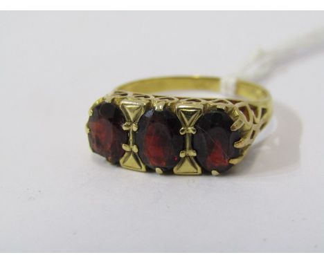 9ct YELLOW GOLD 3 STONE GARNET RING, size O/P 