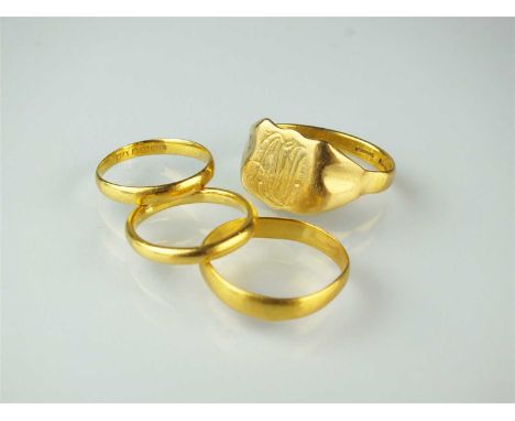 Three 22ct gold plain polished wedding bands, together with a 22ct gold signet ring, total weight approx 16.1g (4)