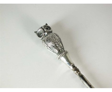 An Edwardian silver mounted owl button hook, Crisford &amp; Norris Ltd, Birmingham 1906, the terminal modelled as a cast owl,