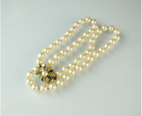 A uniform cultured pearl necklace, comprising 52 cultured pearls, each measuring approx 6mm, the yellow metal cultured pearl 
