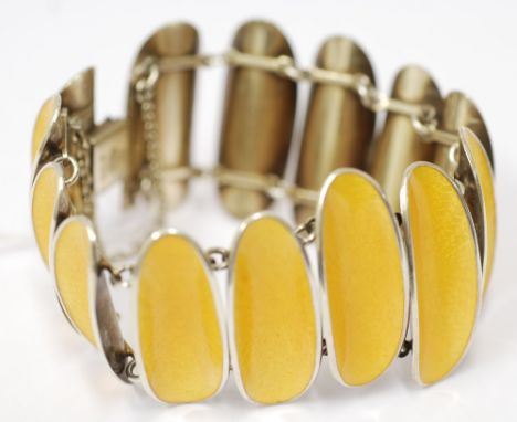 NORWEGIAN STERLING SILVER AND GOLD GUILLOCHE ENAMELLED BRACELET with fourteen large concave oval links, 2oz 