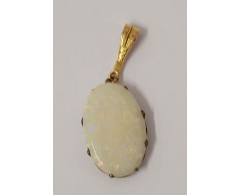 AN OVAL OPAL PENDANT 