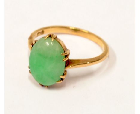9ct GOLD RING, set with a pale green jade coloured oval hardstone, 2.6gms 