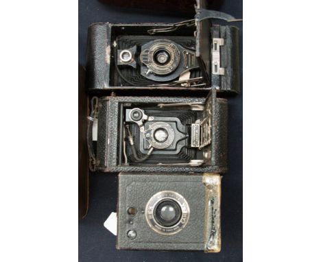 A Kodak 1920/30 No. A -120 expanding camera and a Brownie No. 2A folding autographic camera (cased) and a box camera (3) 