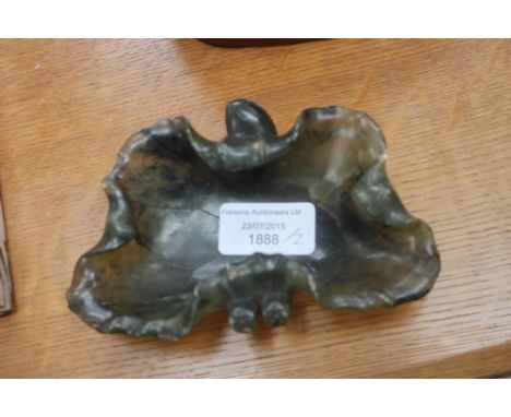 A pair of spinach jade dishes 