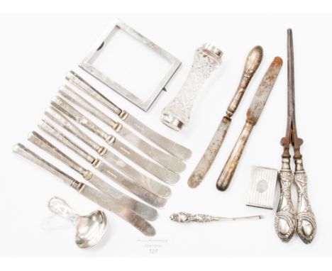A bag of assorted silver items including a set of six silver handled tea knives, a George VI caddy spoon with foliate pierced