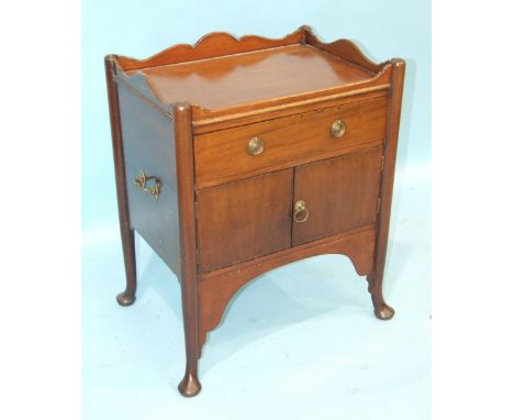 A Georgian-style mahogany tray-top commode having a drawer and a pair of cupboard doors, on turned legs, 60cm wide.