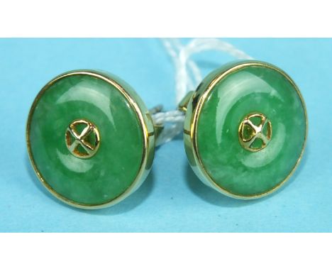 A pair of unmarked gold earrings set jade discs, 6.6g.