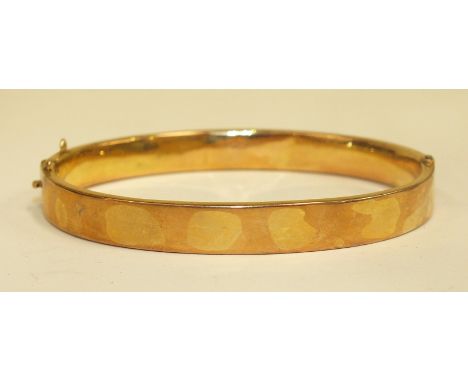 A 9ct gold hinged bangle, 9.6g.