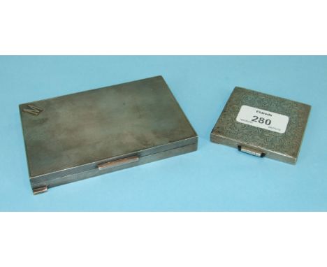 A good quality silver combination compact/cigarette case with overall engine turned decoration, the mirrored lid over cigaret