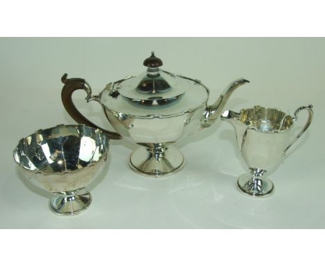 A three piece oval tea service with castellated borders, Birmingham, 1916, inclusive weight ___20oz.