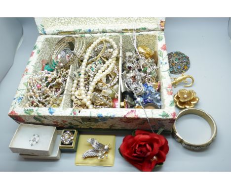 A collection of vintage costume jewellery 