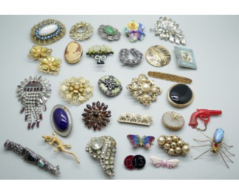 A collection of vintage costume brooches 