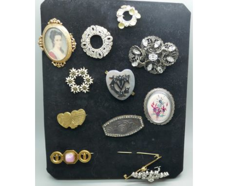 A collection of vintage brooches including a Norwegian wedding brooch 