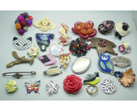 A collection of vintage costume brooches 