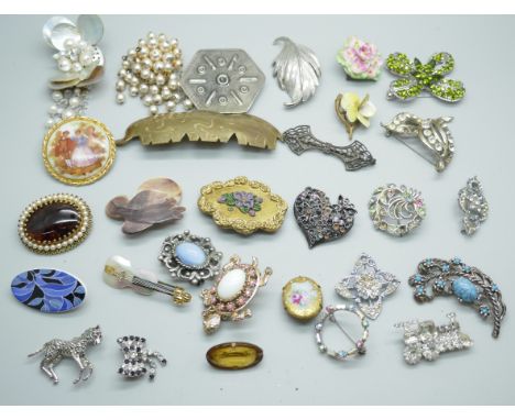 A collection of vintage costume brooches 