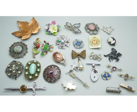 A collection of costume brooches including vintage and Art Nouveau style 